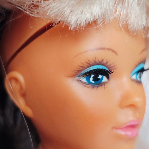 1970s Tuesday Taylor Color Flip Blonde Brunette Blue Eyes Rooted Eyelashes 1309‎ - Picture 5 of 14